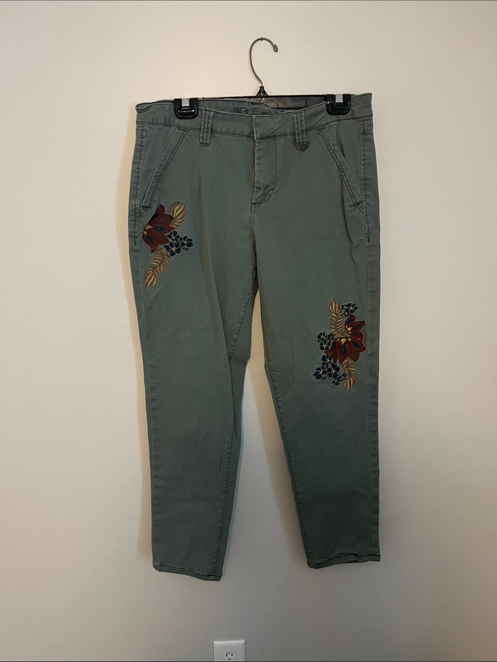 Like new cropped pants with embroidered detail